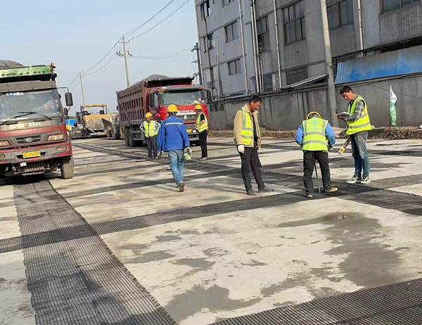 翼城老材料的新故事：玻璃纤维土工格栅如何在‘白改黑’浪潮中重获新生？